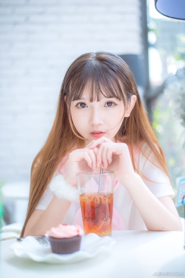 友情是两心相交，友情是不求回报，友情是没有烦恼，友情是温暖拥抱，友情是相伴到老。友情是你我快乐的微笑！